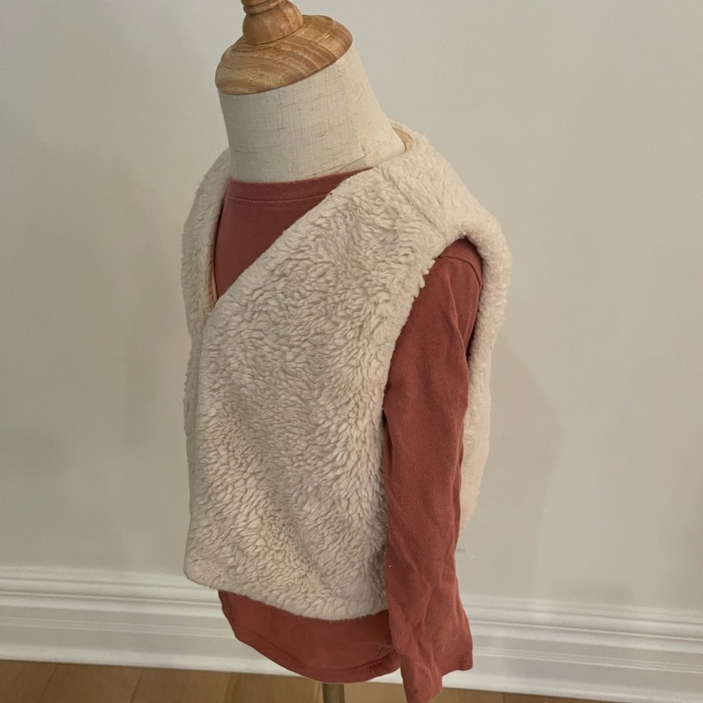Old Navy faux fur vest w/shirt
